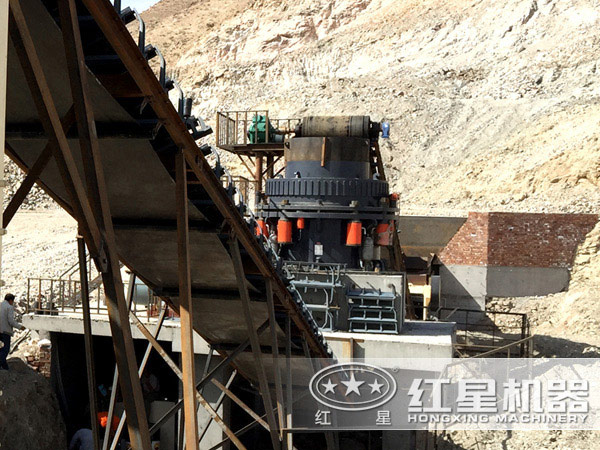 河卵石圓錐破碎機生產現場 河卵石圓錐破碎機生產現場