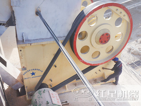 顎式破碎機現場作業 顎式破碎機現場作業