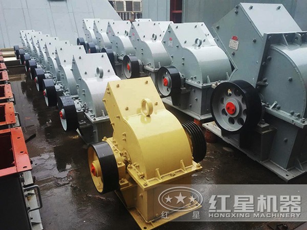 廠區擺放整形的小型錘式破碎機 廠區擺放整形的小型錘式破碎機