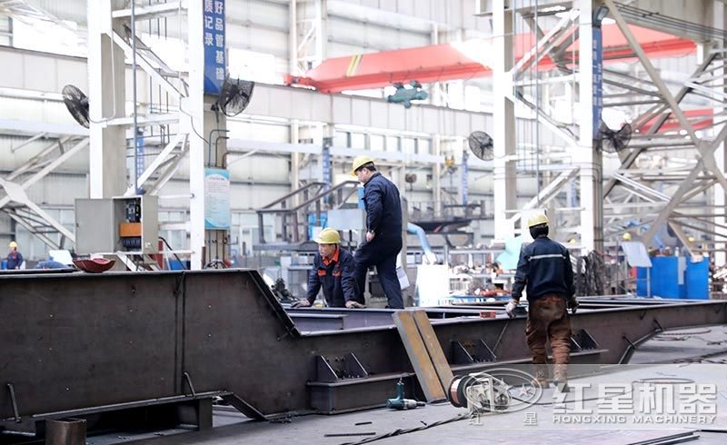 履帶移動式破碎機車間焊接現場 履帶移動式破碎機車間焊接現場