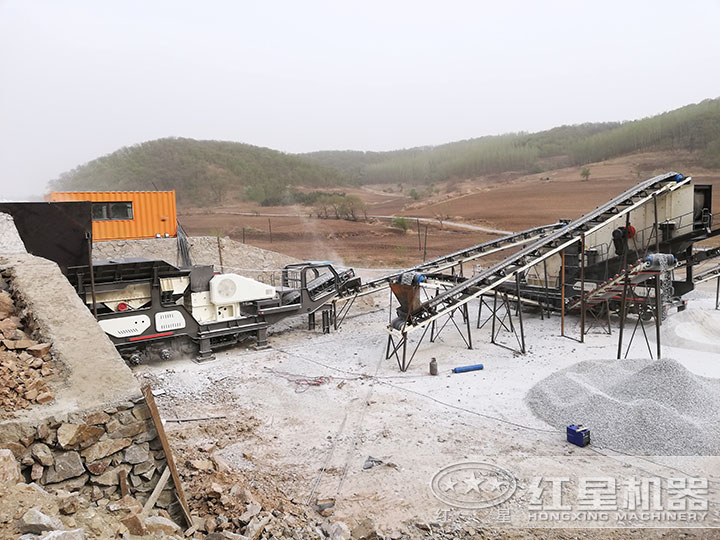 車載式破碎機作業現場 車載式破碎機作業現場