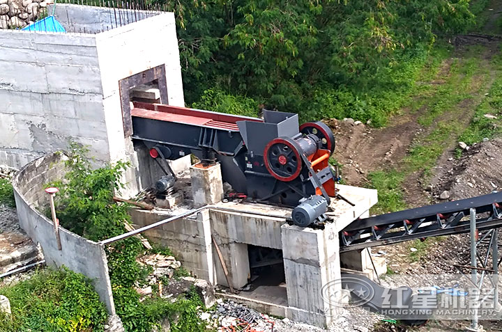 顎式破碎機作業現場 顎式破碎機作業現場