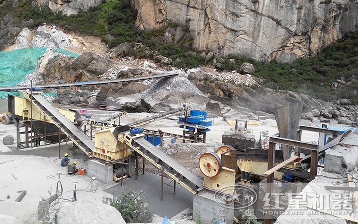 河卵石破碎制砂現場 河卵石破碎制砂現場