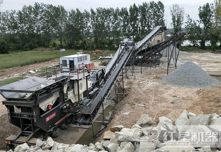 兩臺移動粉碎機(jī)聯(lián)合作業(yè)現(xiàn)場 兩臺移動粉碎機(jī)聯(lián)合作業(yè)現(xiàn)場