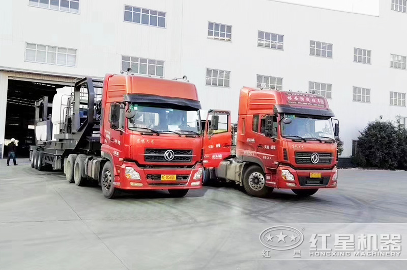 兩臺可移動的小型碎石機出發(fā)用戶現(xiàn)場 兩臺可移動的小型碎石機出發(fā)用戶現(xiàn)場