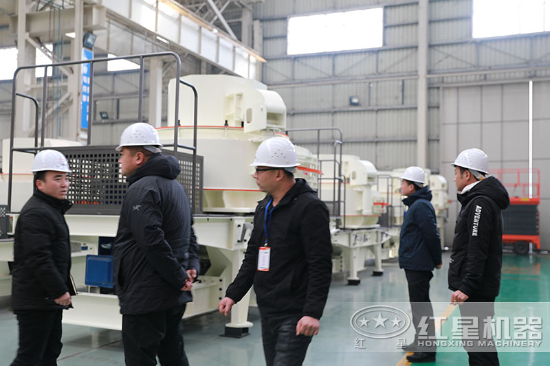 張先生參觀制砂機車間圖 張先生參觀制砂機車間圖