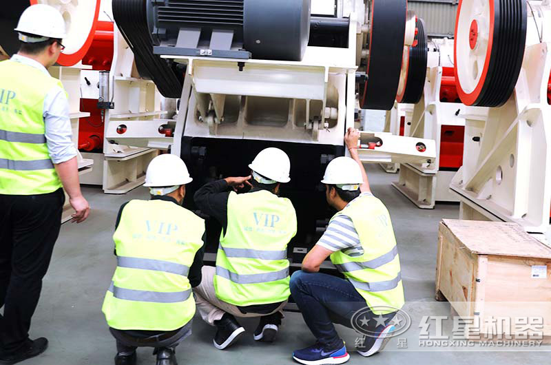 客戶正在參觀破碎機 客戶正在參觀破碎機