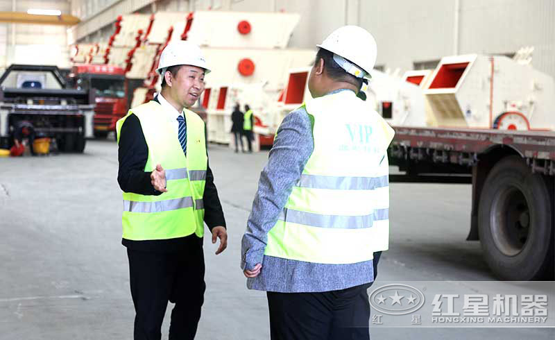 客戶來廠參觀碎石破碎機(jī) 客戶來廠參觀碎石破碎機(jī)