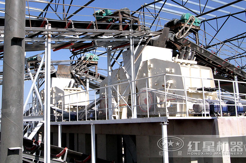 反擊式破碎機(jī)作業(yè)現(xiàn)場 反擊式破碎機(jī)作業(yè)現(xiàn)場