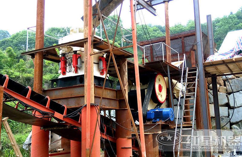 圓錐破碎機(jī)作業(yè)現(xiàn)場 圓錐破碎機(jī)作業(yè)現(xiàn)場