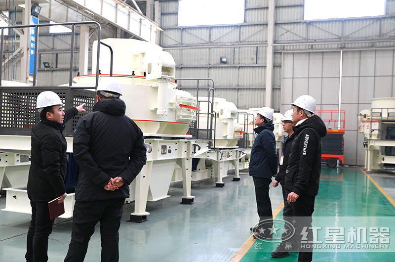 客戶到廠區參觀考察制砂機 客戶到廠區參觀考察制砂機